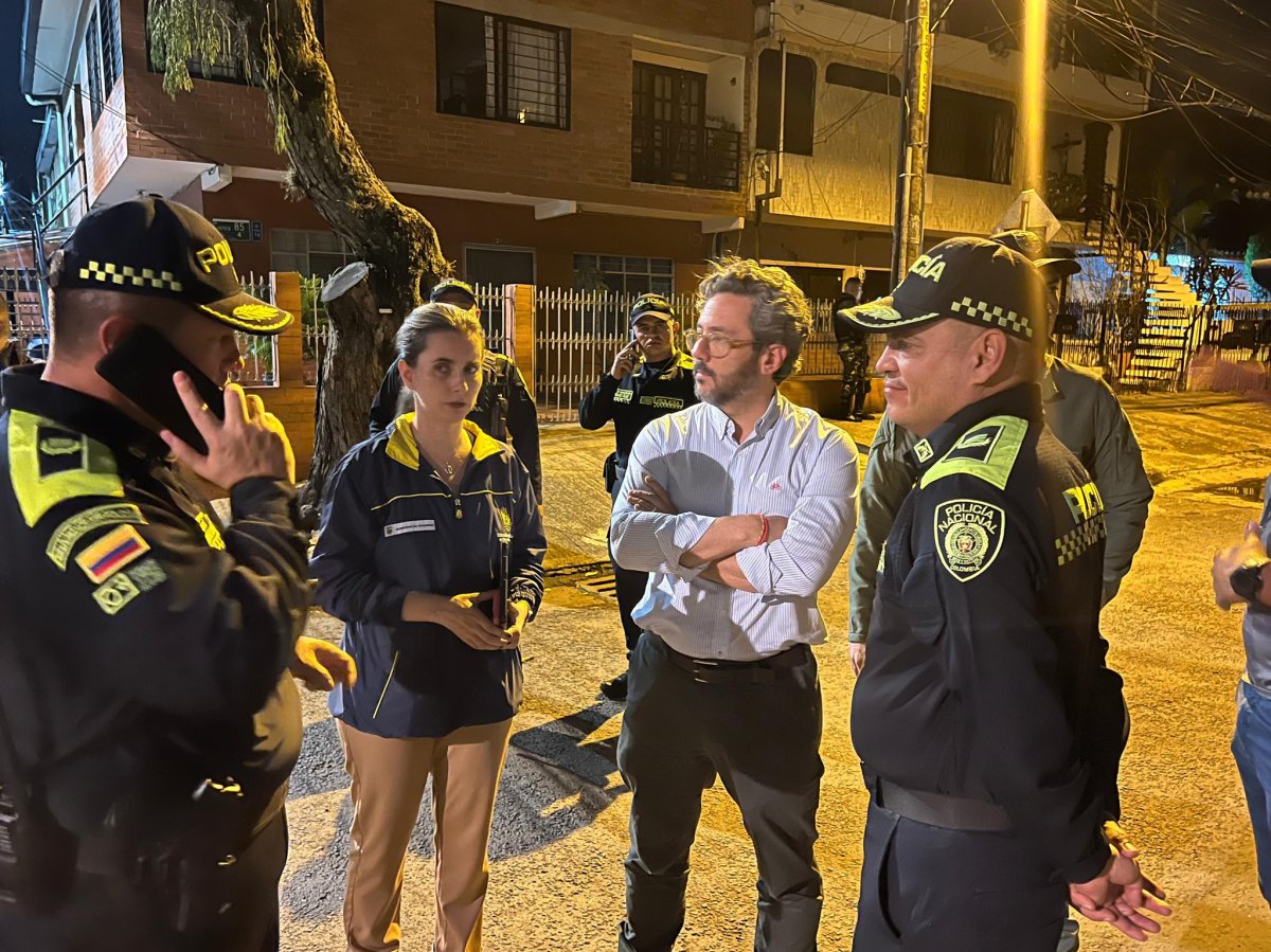 En la imagen el secretario de seguridad Jairo García Guerrero en compañía de la Fuerza Pública en el lugar de la explosión. Foto: sacada de x: @alejoeder.